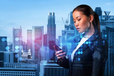 Uluslararası şirketteki çekici Asyalı İK müdürü akıllı telefon kullanarak adam toplamak için yüksek nitelikli uzmanlar arıyor. Singapur 'da sosyal medya hologramları.