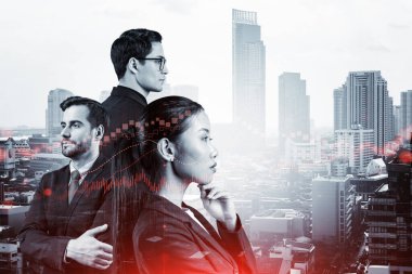 Takım elbiseli bir grup iş arkadaşı çok uluslu kurumsal ekibin bir parçası olarak fonda ticari strateji tahmininde bulunuyorlar. Eski çizelge. Bangkok arka planda. Çift pozlama