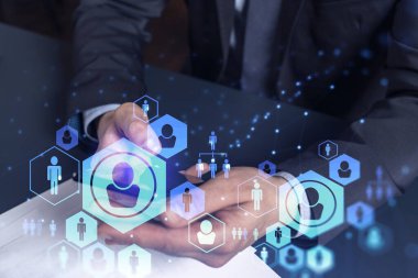 Uluslararası takımı işe alacak en iyi adayları bulmak için sosyal ağları akıllı telefonlarla tarayan insan kaynakları uzmanlarının elleri. Başarı kavramı. Medya hologram simgeleri. Resmi giysi.