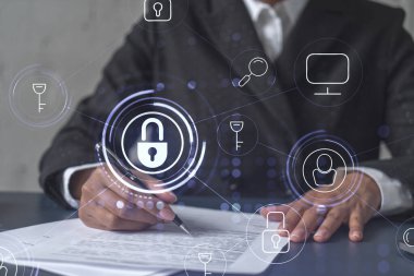 Resmi olarak Afrikalı Amerikalı iş kadını, siber güvenlikte risk olasılığını önlemek için sözleşmeyi imzalıyor. Çalışma masasının üzerine asma kilit hologramı simgeleri. İş dünyasındaki kadınlar.