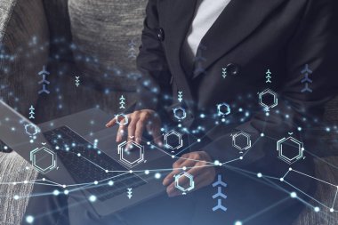 Dünyayı değiştirecek ve tamamen yeni bir hizmet sunacak yenilikçi bir yazılım yaratmak için klavyeyi yazan kadın. Yakın çekim. Hologram teknik grafikleri. Dev takım kavramı. Resmi giysi.