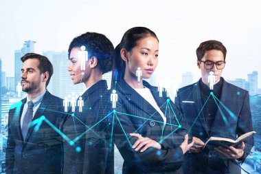 İş amaçlarına ulaşmak için sosyal medya pazarlama stratejisi üzerinde çalışan bir grup SMM uzmanı. Kuala Lumpur arkaplanı üzerinde hologram simgeleri.