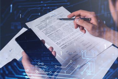 Bir müşteri, konferansı başlatacak ve yenilikçi hizmetler için yatırım sağlayacak bir yazılım yaratmak için sözleşme imzalıyor. Akıllı telefondan detayları kontrol ediyorum. Hologram teknisyen grafikleri.