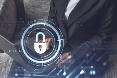 Bir kadın programcı bilgisayar üzerinden bir siber güvenliği korsan saldırılarından korumak ve müşterilerin gizli bilgilerini kaydetmek için kod yazıyor. Hologram simgelerini daktilo eden ellerin üzerine kilitle. Resmi giysi.