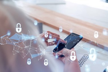 Bir kadın programcı, bir siber güvenliği bilgisayar korsanlarından korumak ve müşterilerinin gizli bilgilerini kaydetmek için akıllı telefonuyla internette geziniyor. Hologram simgelerini daktilo eden ellerin üzerine kilitle. Resmi giysi