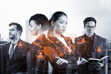 İş amaçlarına ulaşmak için sosyal medya pazarlama stratejisi üzerinde çalışan bir grup SMM uzmanı. Kuala Lumpur arkaplanı üzerinde hologram simgeleri.