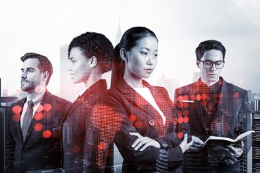 İş amaçlarına ulaşmak için sosyal medya pazarlama stratejisi üzerinde çalışan bir grup SMM uzmanı. Kuala Lumpur arkaplanı üzerinde hologram simgeleri.