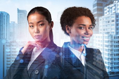 İş hedeflerine ulaşmak için sosyal medya pazarlama stratejisi geliştirmeyi düşünen iki şaşırtıcı SMM uzmanı. Bangkok arkaplanı üzerinde hologram simgeleri.