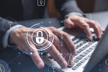 Bir programcı, bir siber güvenliği korsan saldırılarından korumak ve müşterilerin gizli verilerini kurtarmak için bilgisayarda kod yazıyor. Hologram simgelerini daktilo eden ellerin üzerine kilitle. Resmi giysi.