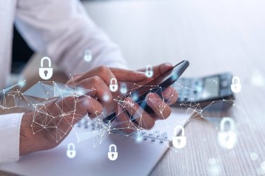 Bir programcı, bir siber güvenliği hacker saldırılarından korumak ve müşterilerinin gizli verilerini kaydetmek için akıllı telefonuyla internete giriyor. Hologram simgelerini daktilo eden ellerin üzerine kilitle. Resmi giysi.