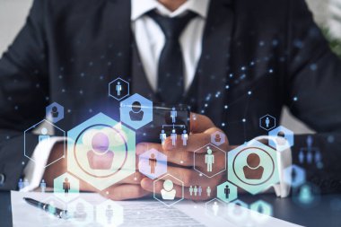 Potansiyel bir çalışan, kariyerini ilerletmek ve kişisel gelişimde yeni fırsatlar elde etmek için sözleşmeyi okurken resmi olarak giyiniyor. Akıllı telefondan anlaşmanın detaylarını kontrol ediyorum. Sosyal medya hologram simgeleri