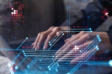 Dünyayı değiştirecek ve tamamen yeni bir hizmet sunacak yenilikçi bir yazılım yaratmak için klavyeyi yazan kadın. Yakın çekim. Hologram teknik grafikleri. Dev takım kavramı. Resmi giysi.