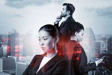 İş amaçlarına ulaşmak için sosyal medya pazarlama stratejisi üzerinde çalışan bir grup SMM uzmanı. Singapur arkaplanı üzerinde hologram simgeleri.