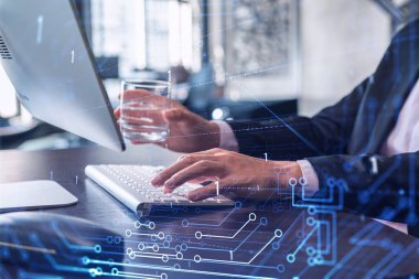 Eller klavyeyi yazarak dünyayı değiştirecek yenilikçi bir yazılım yaratıyor ve tamamen yeni bir hizmet sağlıyor. Yakın çekim. Hologram teknik grafikleri. Dev takım kavramı. Resmi giysi.