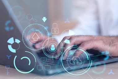 Eller klavyeyi yazarak dünyayı değiştirecek yenilikçi bir yazılım yaratıyor ve tamamen yeni bir hizmet sağlıyor. Yakın çekim. Hologram teknik grafikleri. Dev takım kavramı. Resmi giysi.