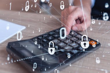 Bir iş kadını, hesap makinesi kullanarak siber güvenlik korumasında risk olasılığını hesaplıyor. Çalışma masasının üzerine asma kilit hologramı simgeleri. Resmi giysi.