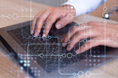 Eller klavyeyi yazarak dünyayı değiştirecek yenilikçi bir yazılım yaratıyor ve tamamen yeni bir hizmet sağlıyor. Yakın çekim. Hologram teknik grafikleri. Dev takım kavramı. Resmi giysi.