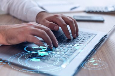 Eller klavyeyi yazarak dünyayı değiştirecek yenilikçi bir yazılım yaratıyor ve tamamen yeni bir hizmet sağlıyor. Yakın çekim. Hologram teknik grafikleri. Dev takım kavramı. Resmi giysi.