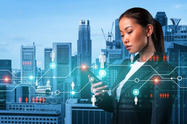 Uluslararası şirketteki çekici Asyalı İK müdürü akıllı telefon kullanarak adam toplamak için yüksek nitelikli uzmanlar arıyor. Singapur 'da sosyal medya hologramları.