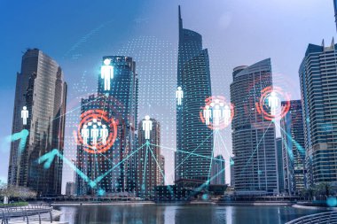 Şehir merkezindeki Dubai gökdelenleri. Uluslararası ticaret ve finansal hizmetler merkezi. Sosyal ağ simgeleri hologram, insanların bağlantı konsepti. Çifte maruziyet. Dubai Kanalı Rıhtımı.