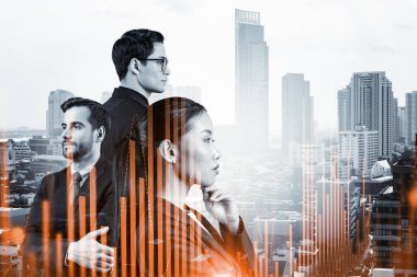 Takım elbiseli bir grup iş arkadaşı çok uluslu kurumsal ekibin bir parçası olarak fonda ticari strateji tahmininde bulunuyorlar. Eski çizelge. Bangkok arka planda. Çift pozlama