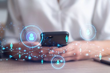 Uluslararası takımı işe alacak en iyi adayları bulmak için insan kaynakları uzmanı internette sosyal ağları tarıyor. Başarı kavramı. Ortam hologramı simgeleri.