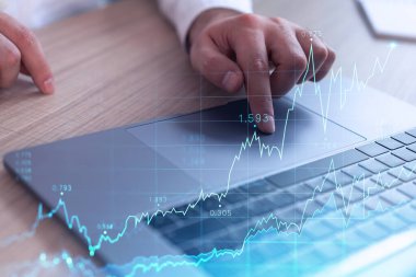 Doğru yatırım çözümlerine devam etmek için borsayı araştırmak için klavyeyi yazan eller. İnternet ticareti ve zenginlik yönetimi kavramı. Resmi kıyafet. Hologram Forex grafiği yakın çekim üzerine.