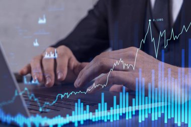 Doğru yatırım çözümlerine devam etmek için borsayı araştırmak için klavyeyi yazan eller. İnternet ticareti ve zenginlik yönetimi kavramı. Resmi kıyafet. Hologram Forex grafiği yakın çekim üzerine.