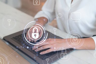 Bir kadın programcı bilgisayar üzerinden bir siber güvenliği korsan saldırılarından korumak ve müşterilerin gizli bilgilerini kaydetmek için kod yazıyor. Hologram simgelerini daktilo eden ellerin üzerine kilitle. Resmi giysi.