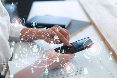 Uluslararası takımı işe alacak en iyi adayları bulmak için insan kaynakları uzmanı internette sosyal ağları tarıyor. Başarı kavramı. Ortam hologramı simgeleri.