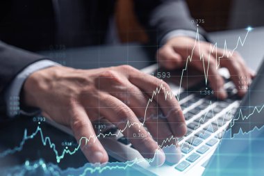 Doğru yatırım çözümlerine devam etmek için borsayı araştırmak için klavyeyi yazan eller. İnternet ticareti ve zenginlik yönetimi kavramı. Resmi kıyafet. Hologram Forex grafiği yakın çekim üzerine.
