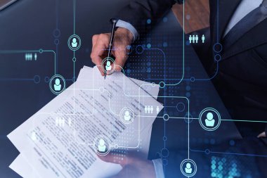 Kariyerini ilerletmek ve kişisel gelişiminde yeni fırsatlar elde etmek için sözleşme imzalayan resmi takım elbiseli potansiyel bir çalışan. Başarı kavramı. Yeni yetenekli bir ekip işe almak. Sosyal medya hologram simgeleri