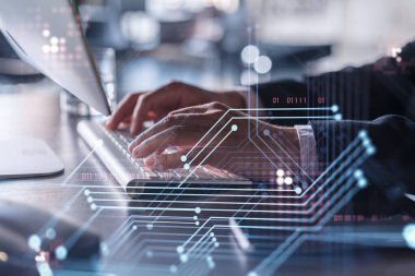 Eller klavyeyi yazarak dünyayı değiştirecek yenilikçi bir yazılım yaratıyor ve tamamen yeni bir hizmet sağlıyor. Yakın çekim. Hologram teknik grafikleri. Dev takım kavramı. Resmi giysi.