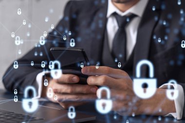 Bir programcı, bir siber güvenliği hacker saldırılarından korumak ve müşterilerinin gizli verilerini kaydetmek için akıllı telefonuyla internete giriyor. Hologram simgelerini daktilo eden ellerin üzerine kilitle. Resmi giysi.