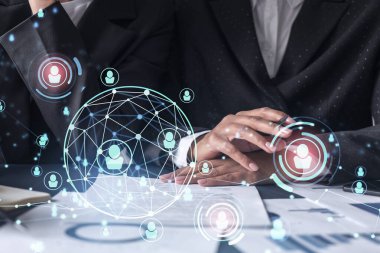 İki İK uzmanı, uluslararası danışmanlık şirketinin stajyer programını geliştirmek için çömezlerin pazarını inceliyor. Yeni yetenekli bir ekip işe alıyorum. Sosyal medya hologram simgeleri. Kadınlar iş başında.