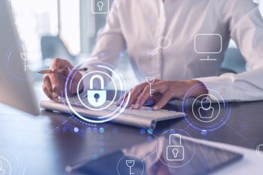 Bir kadın programcı bilgisayar üzerinden bir siber güvenliği korsan saldırılarından korumak ve müşterilerin gizli bilgilerini kaydetmek için kod yazıyor. Hologram simgelerini daktilo eden ellerin üzerine kilitle. Resmi giysi.