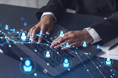 İK kadın uzmanı, işe alım sürecinde uluslararası ağ oluşturacak en iyi adayları bulmak için İnternet 'te klavyeyi yazıyor. Resmi kıyafet. Sosyal medya hologram simgeleri.