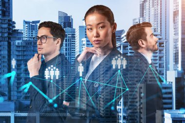 İş amaçlarına ulaşmak için sosyal medya pazarlama stratejisi üzerinde çalışan bir grup SMM uzmanı. Bangkok arkaplanı üzerinde hologram simgeleri.