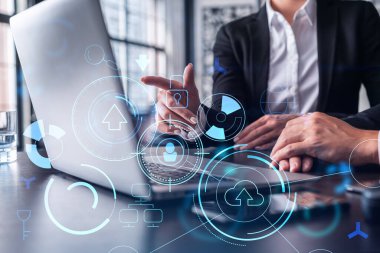 İki bilişim teknolojisi uzmanı iş hizmetlerini geliştirmek için yazılım geliştirmek üzere yeni bir yaklaşım geliştirme projesi üzerinde çalışıyor. Bilgisayarla çalışıyorum. Teknik hologram simgeleri.