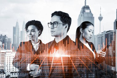 Takım elbiseli bir grup iş arkadaşı çok uluslu kurumsal ekibin bir parçası olarak fonda ticari strateji tahmininde bulunuyorlar. Eski çizelge. Kuala Lumpur arka planda. Çift pozlama