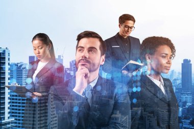 İş amaçlarına ulaşmak için sosyal medya pazarlama stratejisi üzerinde çalışan bir grup SMM uzmanı. Bangkok arkaplanı üzerinde hologram simgeleri.