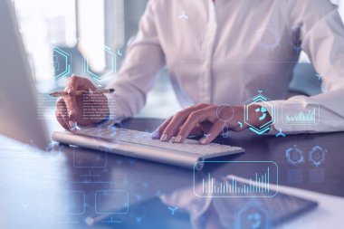 Dünyayı değiştirecek ve tamamen yeni bir hizmet sunacak yenilikçi bir yazılım yaratmak için klavyeyi yazan kadın. Yakın çekim. Hologram teknik grafikleri. Dev takım kavramı. Resmi giysi.