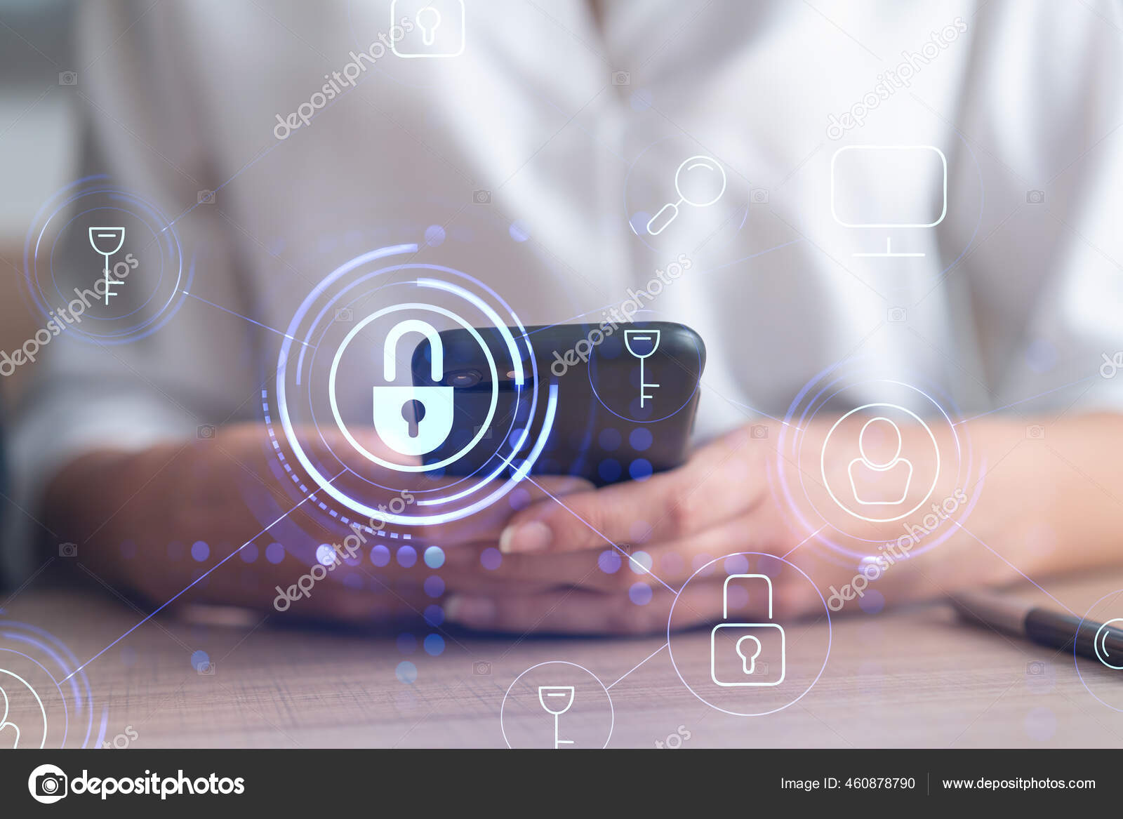 Herunterladen - Eine Programmiererin surft mit ihrem Smartphone im Internet, um eine Cybersicherheit vor Hackerangriffen zu schützen und vertrauliche Daten ihrer Kunden zu speichern. Vorhängeschloss-Hologramm-Symbole über den Tipphänden. Formaler Verschleiß — Stockbild Eine Programmiererin surft mit ihrem Smartphone im Internet, um eine Cybersicherheit vor Hackerangriffen zu schützen und vertrauliche Daten ihrer Kunden zu speichern. Vorhängeschloss-Hologramm-Symbole über den Tipphänden. Formaler Verschleiß — Stockfoto