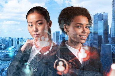 İş hedeflerine ulaşmak için sosyal medya pazarlama stratejisi geliştirmeyi düşünen iki şaşırtıcı SMM uzmanı. Singapur arkaplanı üzerinde hologram simgeleri.