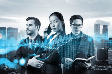 Yeni risk sermayesi ve yüksek teknoloji üzerinde çalışan bir grup iş arkadaşı riskleri tahmin etmeye ve olası kazanç artışlarını tahmin etmeye çalışıyor. Singapur arkaplanının hologram şeması.