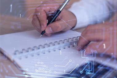 Dünyayı değiştirecek ve tamamen yeni bir hizmet sağlayacak yenilikçi bir yazılım yaratmak için fikirler yazan eller. Yakın çekim. Hologram teknik grafikleri. Dev takım kavramı. Resmi giysi.