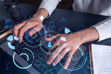 Eller klavyeyi yazarak dünyayı değiştirecek yenilikçi bir yazılım yaratıyor ve tamamen yeni bir hizmet sağlıyor. Yakın çekim. Hologram teknik grafikleri. Dev takım kavramı.