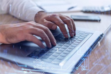 Eller klavyeyi yazarak dünyayı değiştirecek yenilikçi bir yazılım yaratıyor ve tamamen yeni bir hizmet sağlıyor. Yakın çekim. Hologram teknik grafikleri. Dev takım kavramı. Resmi giysi.