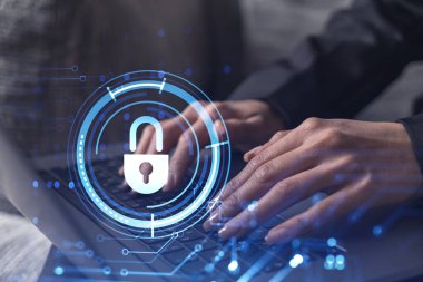 Bir kadın programcı bilgisayar üzerinden bir siber güvenliği korsan saldırılarından korumak ve müşterilerin gizli bilgilerini kaydetmek için kod yazıyor. Hologram simgelerini daktilo eden ellerin üzerine kilitle. Resmi giysi.