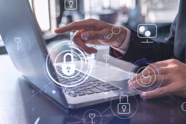 Bir programcı, bir siber güvenliği korsan saldırılarından korumak ve müşterilerin gizli verilerini kurtarmak için bilgisayarda kod yazıyor. Hologram simgelerini daktilo eden ellerin üzerine kilitle. Resmi giysi.